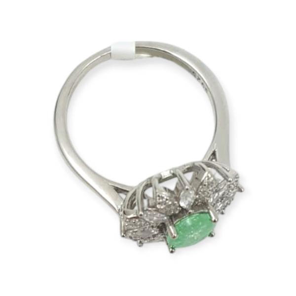 925 Sterling Silver Ring in Flower Shape with Beautiful Green Stone